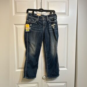 NWT Silver Size 27 Mid Rise Capri Jeans Medium Wash Embroidered Distressed Women